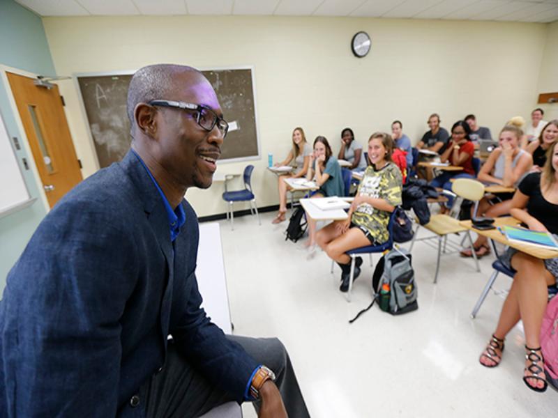 Chernoh Wurie, Ph.D., an instructor at the VCU Wilder School, talks with a class of criminal justice students during a recent lecture.